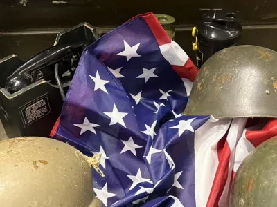Lot drapeau US et casques militaires – 
