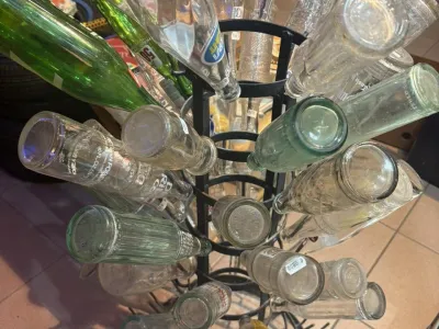 Porte-bouteilles métal avec bouteilles en verre – 